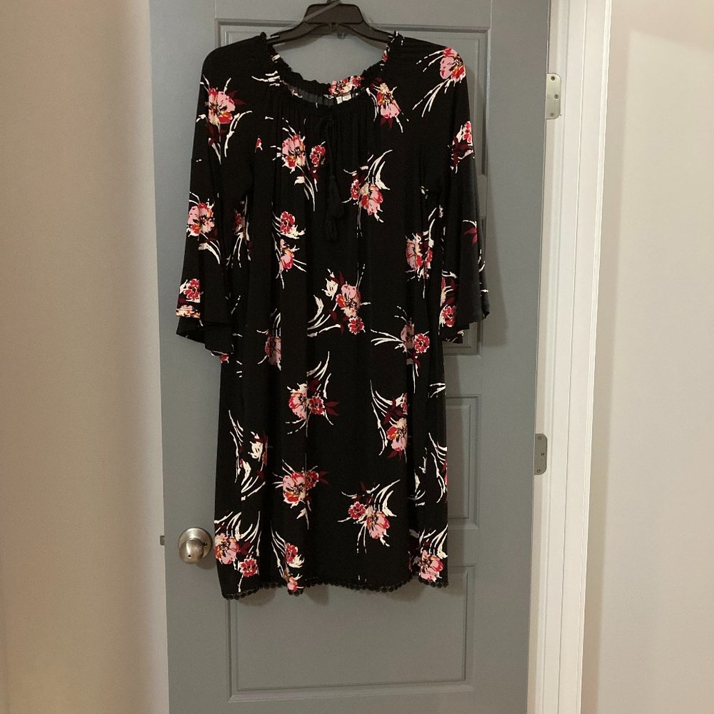 Cato Women 14/16W Black w/ Floral Print Dress & Bell Sleeves, Lace trim hem
